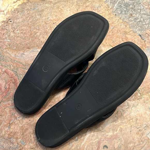 Cool black sandals.  Japanese-style - Picture 3 of 3